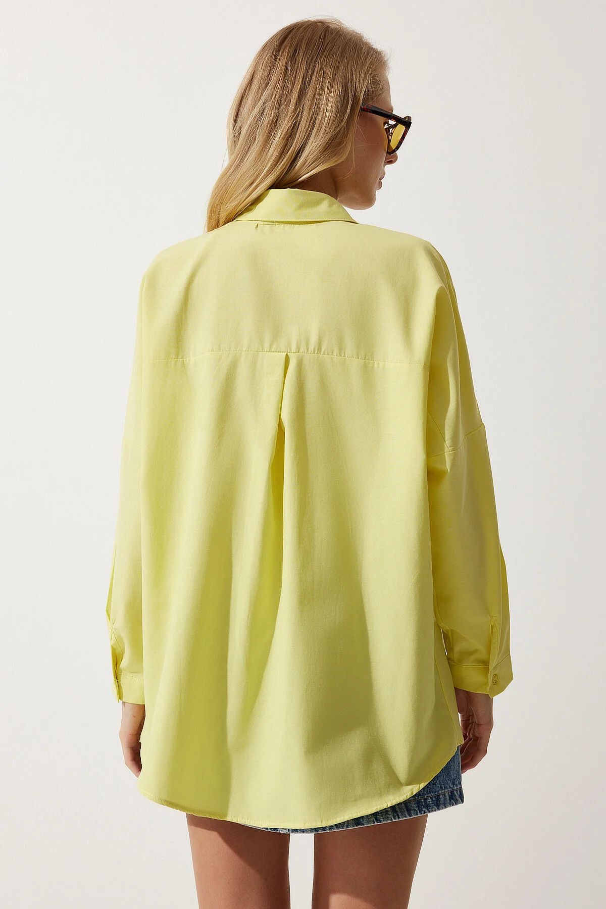 Happiness İstanbul  Hellgelbes, langes Oversize-Basic-Shirt für Damen DD00842