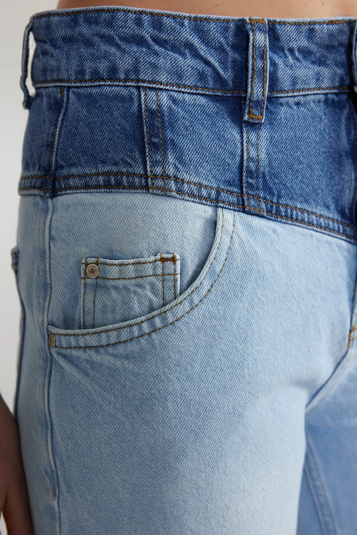 Trendyol Collection  Blaue Farbblock-Jeans mit hoher Taille und weitem Bein TWOSS24JE00110