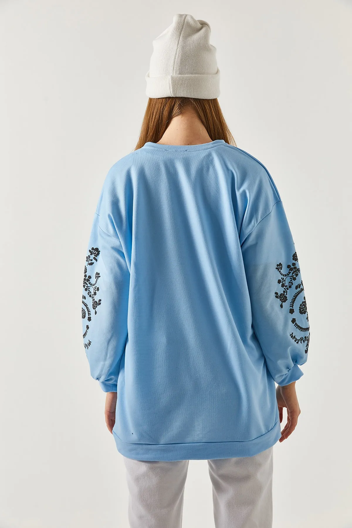 armonika  Indigofarbenes Damen-Sweatshirt mit Rundhalsausschnitt und geprägten Ärmeln ARM-21K024033