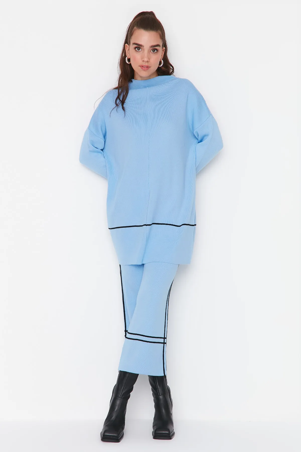 Trendyol Modest  Blaues Strickset mit halbem Rollkragen und Streifendetail, Pullover und Hose TCTAW23US00018