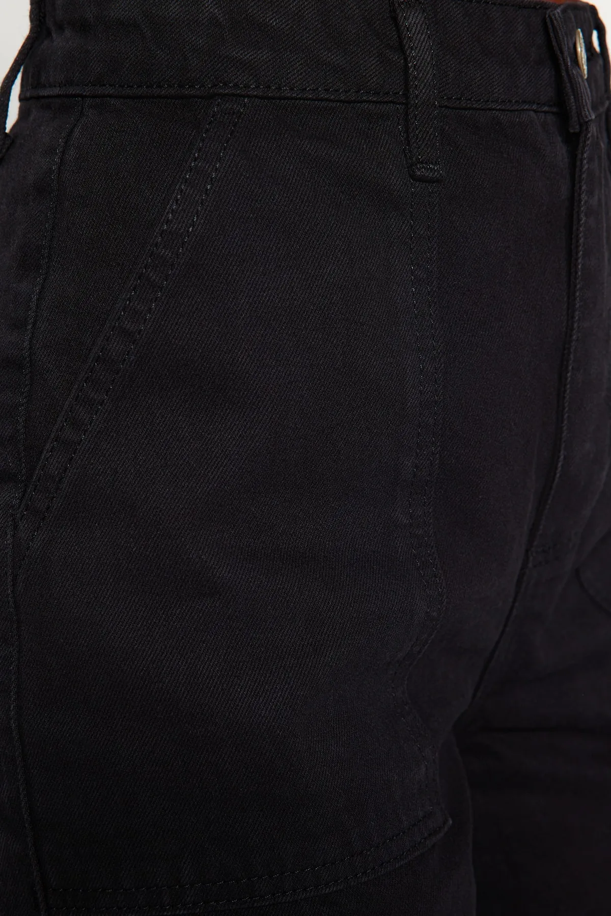 Trendyol Collection  Schwarze Jeans mit hoher Taille und weitem Bein und Taschendetail TWOAW22JE0595