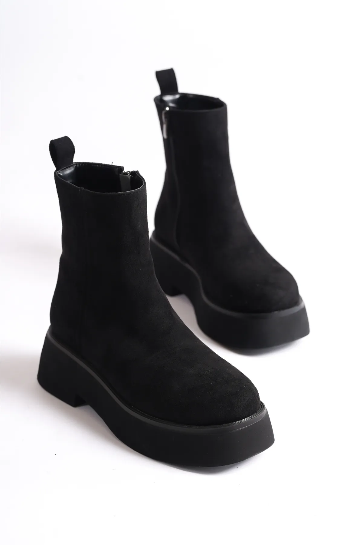 Capone Outfitters  Damenstiefel mit runder Spitze, seitlichem Reißverschluss und Trak-Sohle