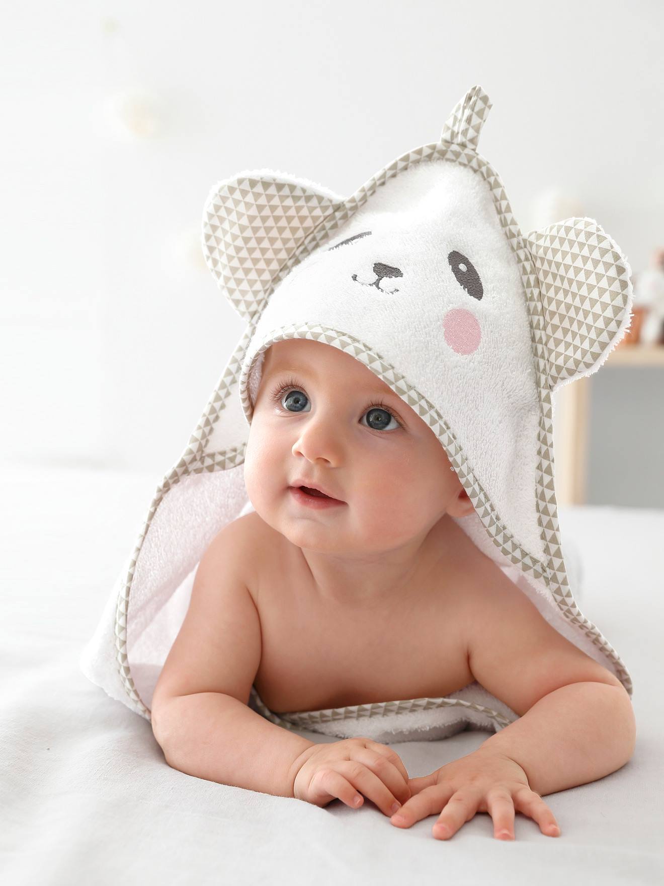 Cape de bain bébé à capuche brodée animaux blanc