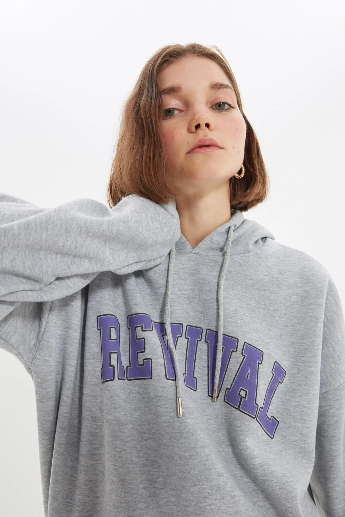 Trendyol Collection  Graues, übergroßes/weit geschnittenes Unisex-Sweatshirt aus Baumwolle mit Kapuze TMNAW22SW1462