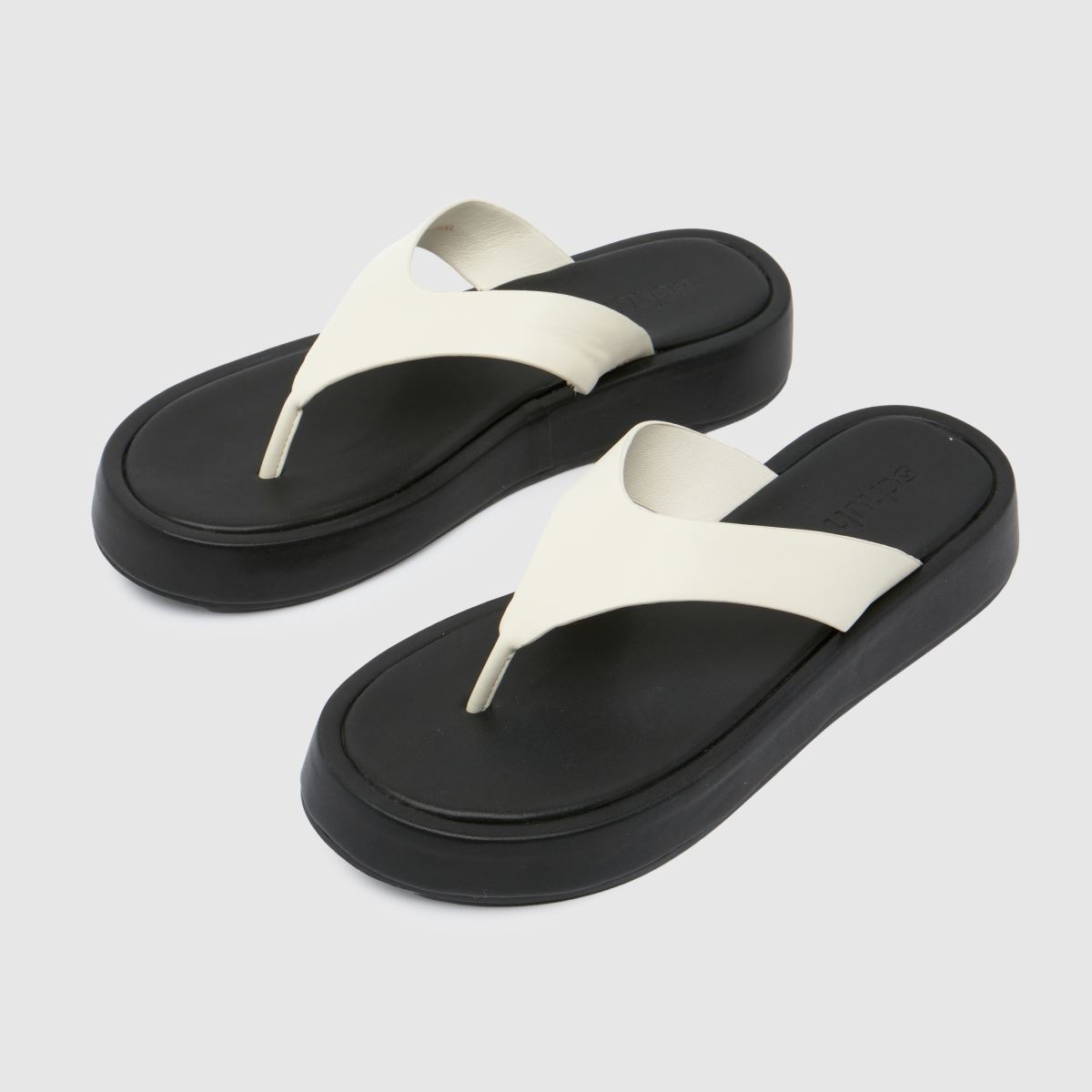 Schuh Tabitha lábujjas tanga szandál fehér színben
