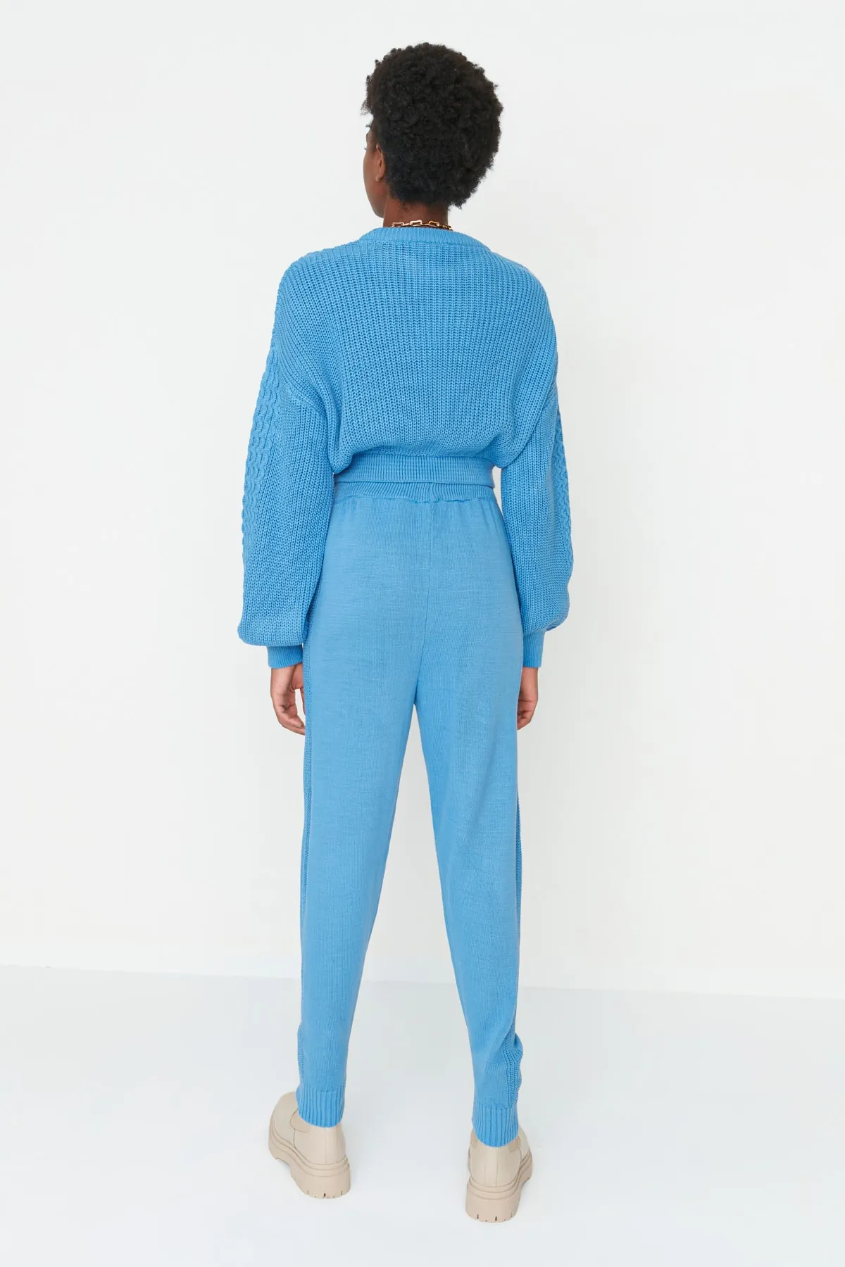 Trendyol Collection  Blaues, kurzes Strickoberteil und -unterteil im Set mit Rundhalsausschnitt TWOAW21AU0047