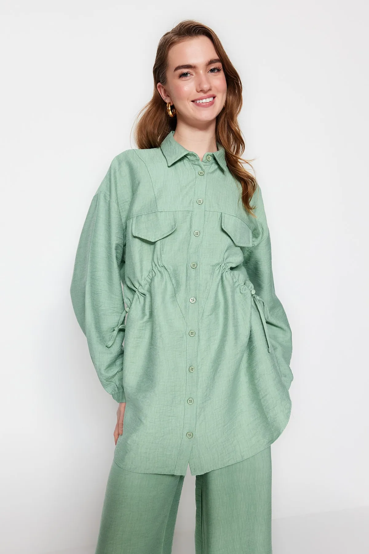 Trendyol Modest  Khakifarbenes, gewebtes Hemd-Hosen-Set mit geraffter Taille TCTSS23US00095