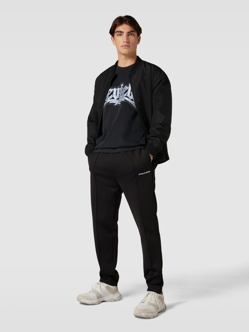 T-Shirt mit Label-Stitching in schwarz