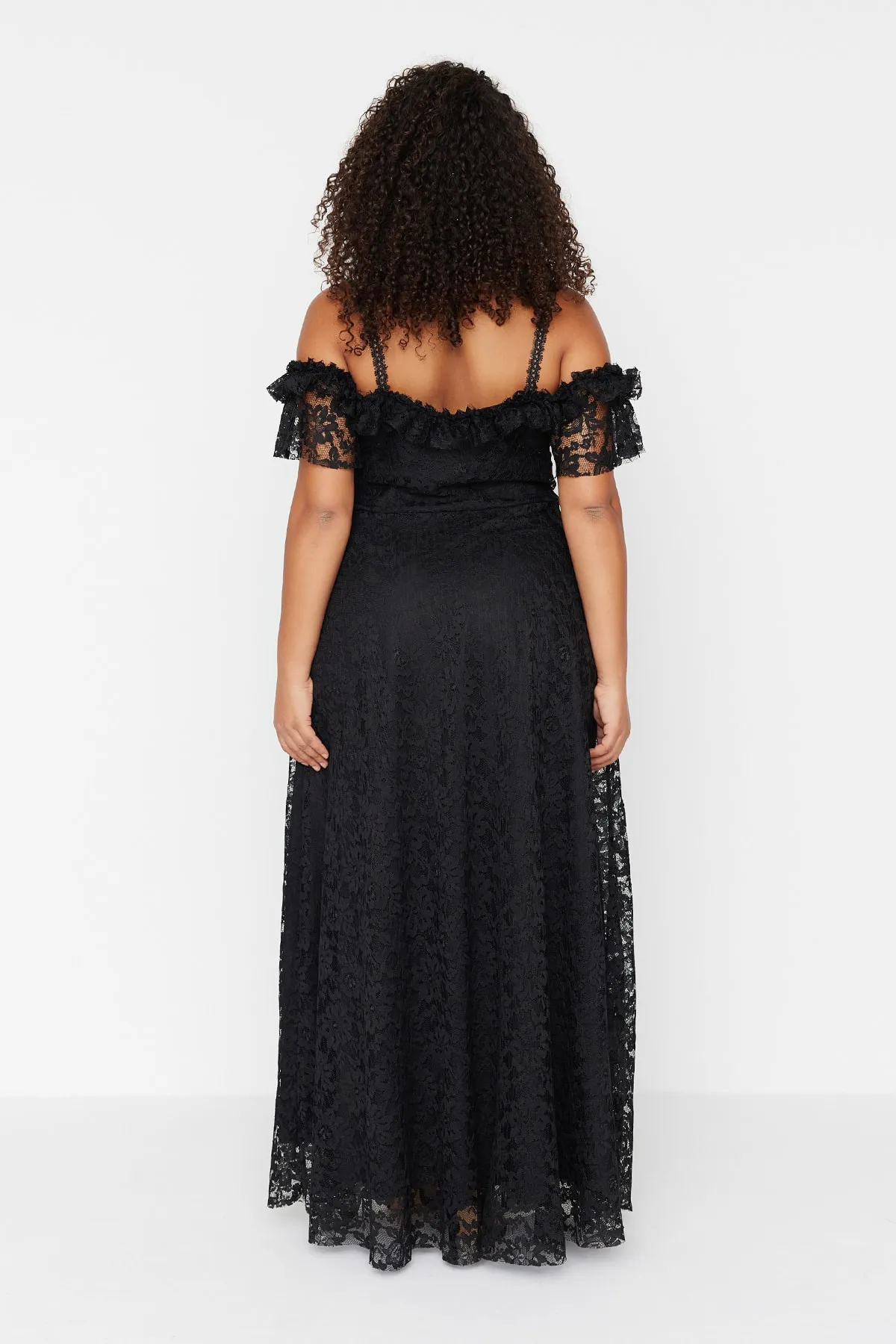 Trendyol Curve  Schwarzes Maxi-Abendkleid in Übergröße mit Trägern in A-Linie und Spitze TBBAW23AH00187