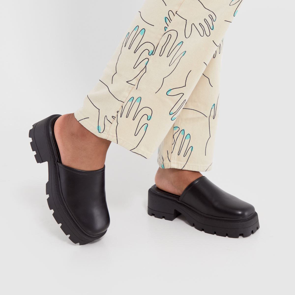 Schuh Tinsley zárt orrú, vastag öszvér szandál fekete színben