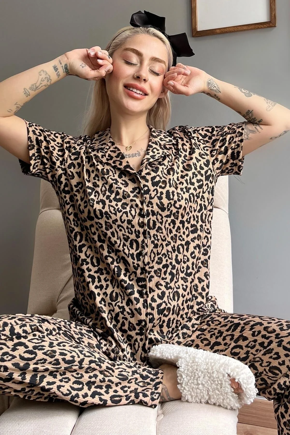 Pijamaevi  Kurzarm-Damenpyjama mit Leopardenmuster und gestrickter Vorderseite mit Knöpfen