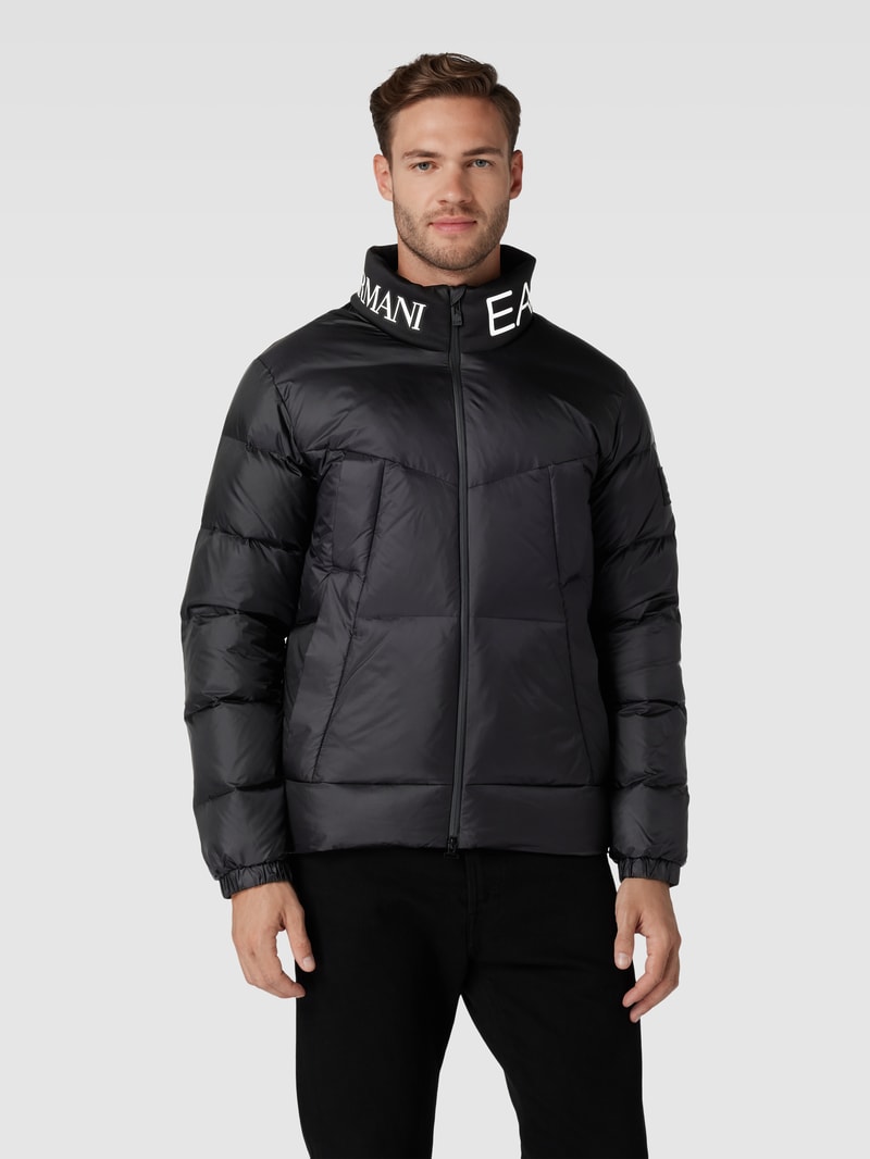 Daunenjacke mit Stehkragen in schwarz
