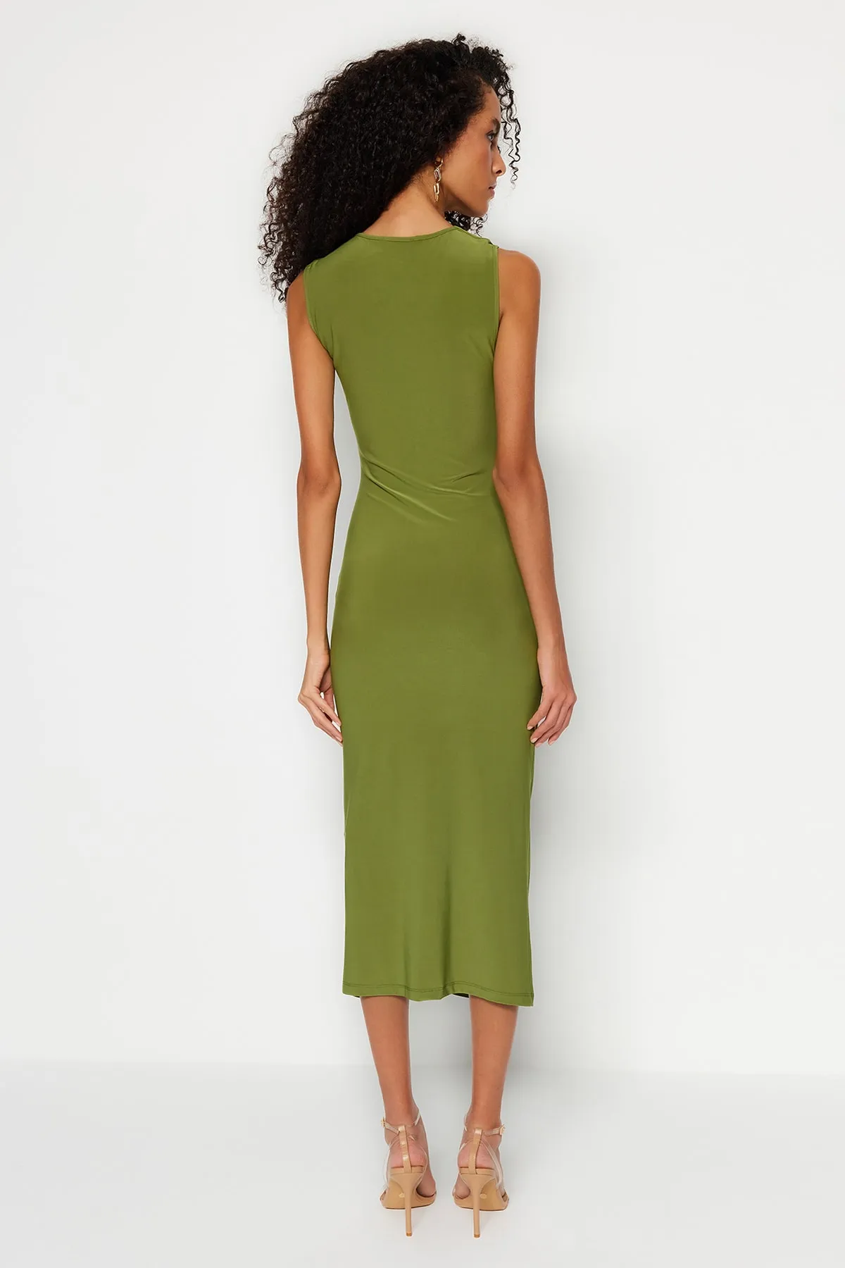 Trendyol Collection  Grünes tailliertes/figurbetontes Midi-Bleistiftkleid aus flexiblem Strick mit Raffung TWOSS23EL00751