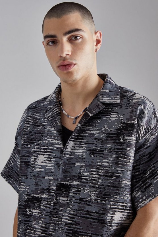 Kastiges strukturiertes Camouflage-Hemd und Hose