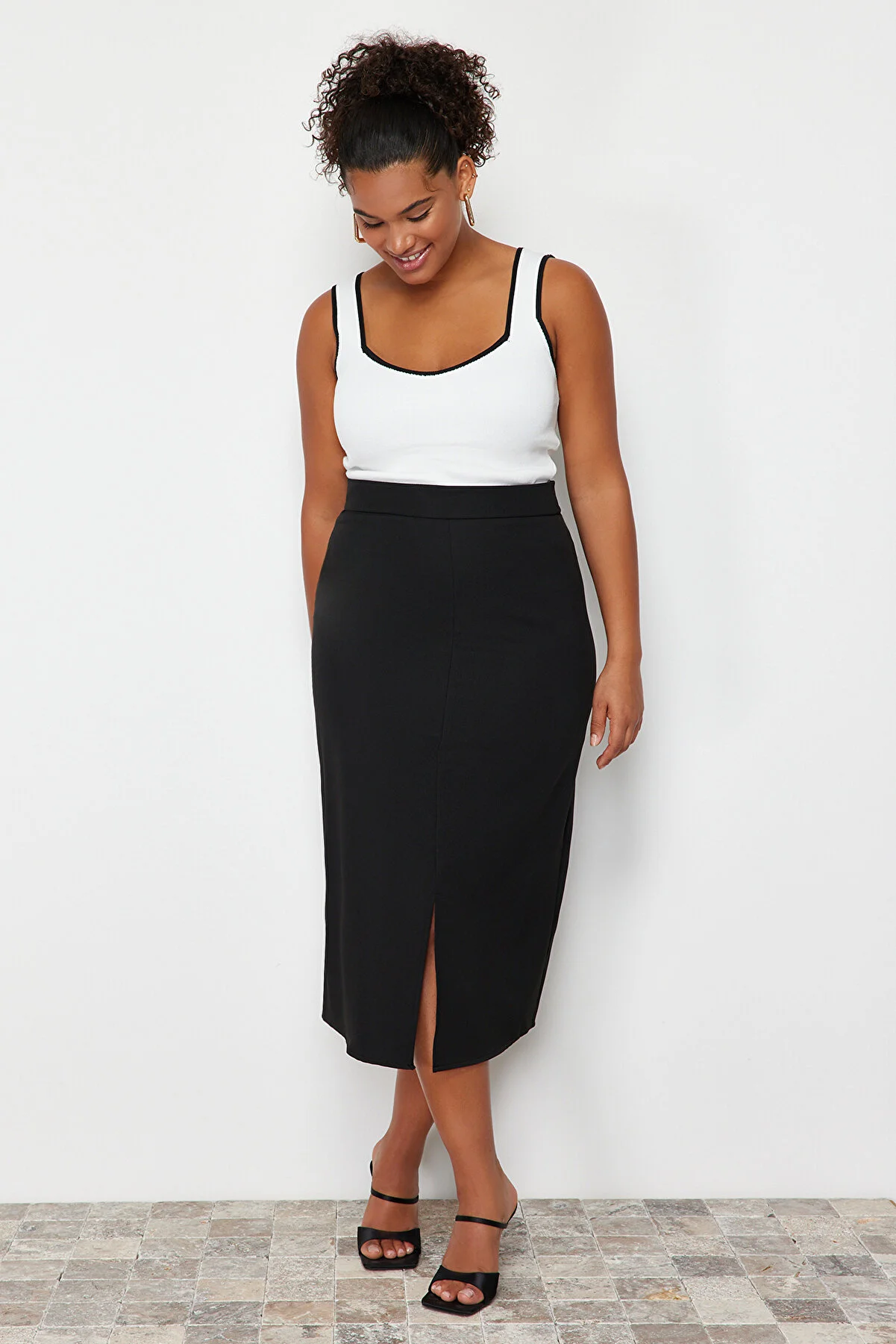 Trendyol Curve  Ecrufarbene, figurbetonte Strickbluse TBBSS24AF00052