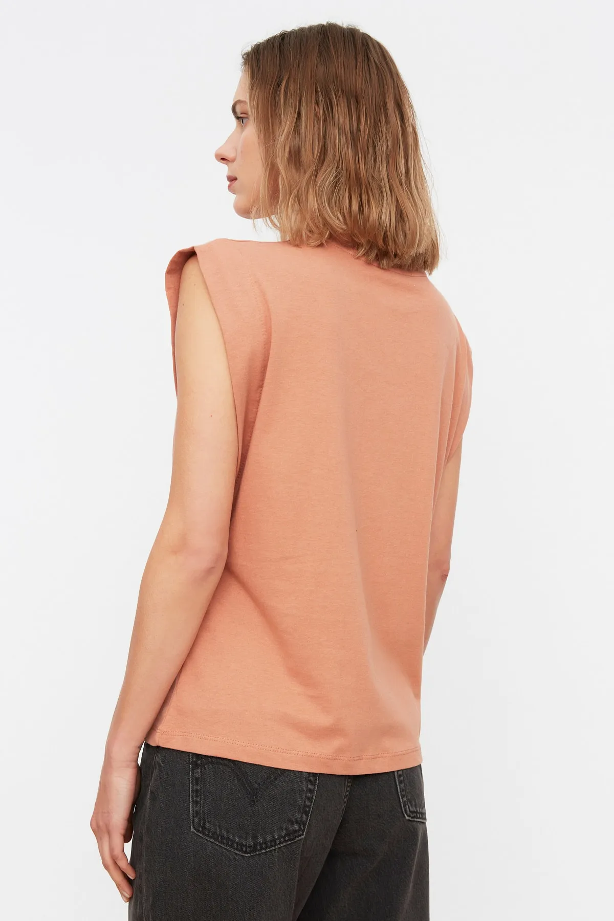 Trendyol Collection  Lachsfarbenes Basic-Strick-T-Shirt mit Rundhalsausschnitt aus 100 % Baumwollwatte TWOSS20TS0021