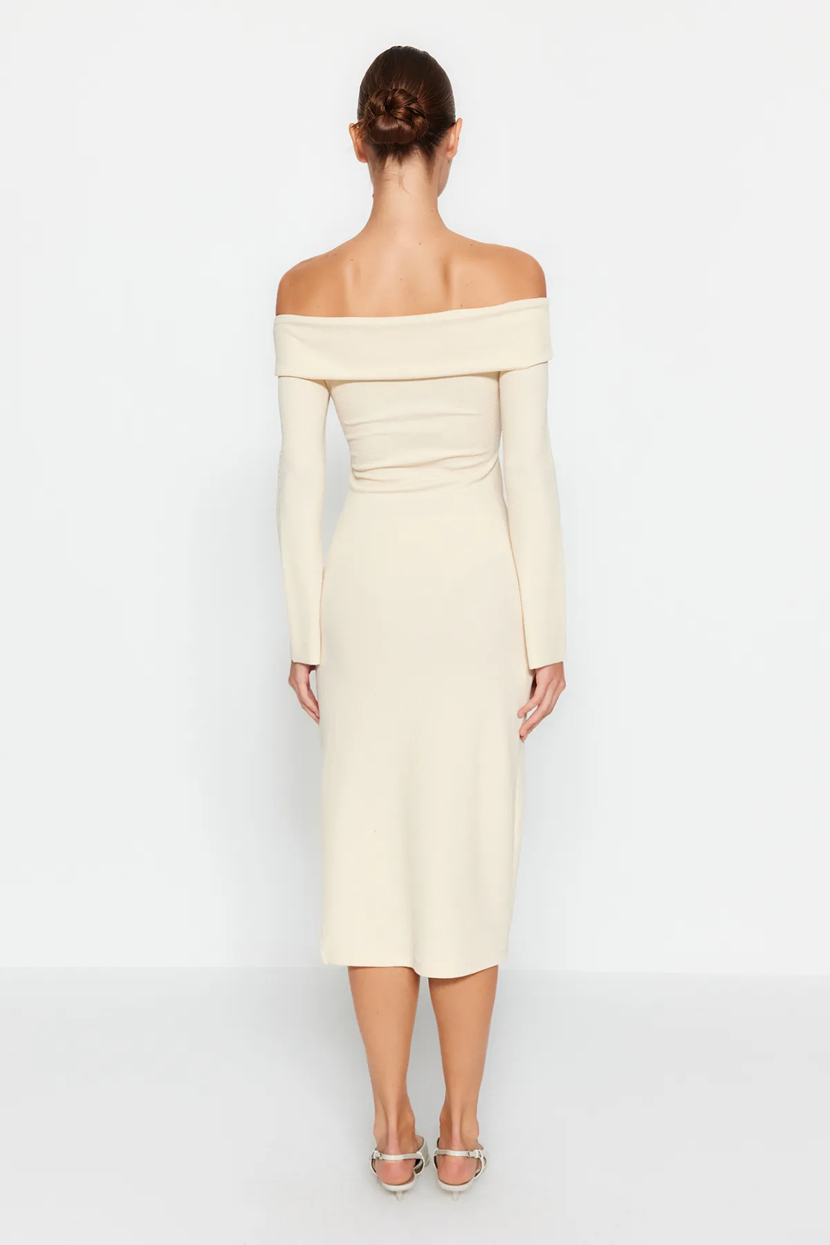 Trendyol Collection  Beiges tailliertes, geripptes, weich strukturiertes Midi-Bleistiftkleid aus flexiblem Strick mit Carmen-Kragen TWOAW24EL00803