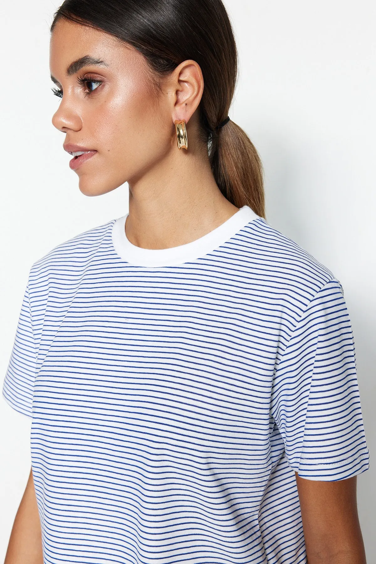Trendyol Collection  Marineblaues, ecrufarbenes, gestreiftes Premium Basic-Strick-T-Shirt mit Rundhalsausschnitt und normaler Passform TWOSS23TS00043