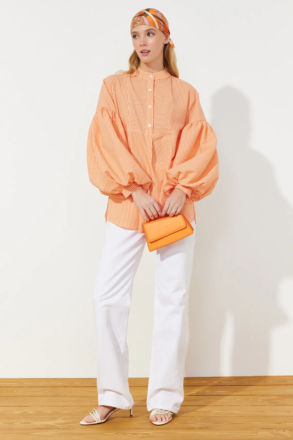 Trendyol Modest  Orangefarbene Seersucker-Webtunika mit Ballonärmeln TCTSS24UK00017