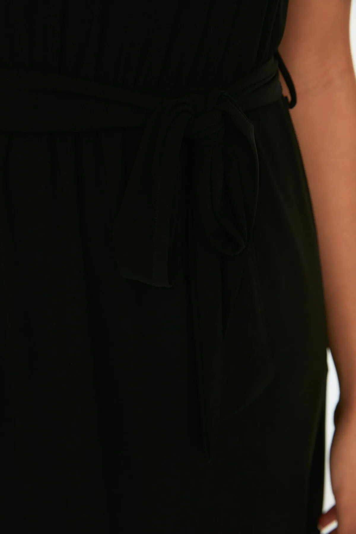 Trendyol Collection  Schwarzes, detailliertes Midi-Strickkleid mit V-Ausschnitt und dehnbarer Krawatte TWOSS22EL2795