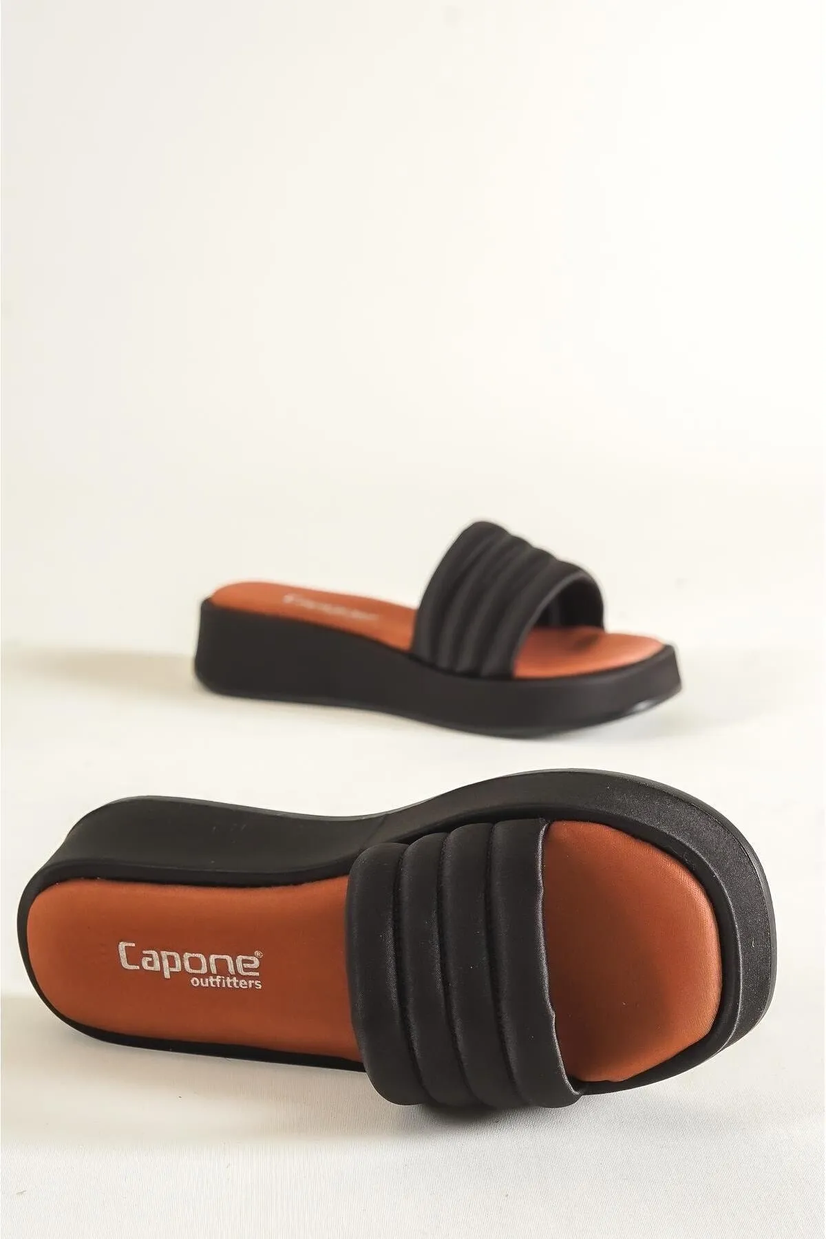 Capone Outfitters  Capone Damen-Hausschuhe aus bequemem Satin mit flachem Absatz und einem Riemen