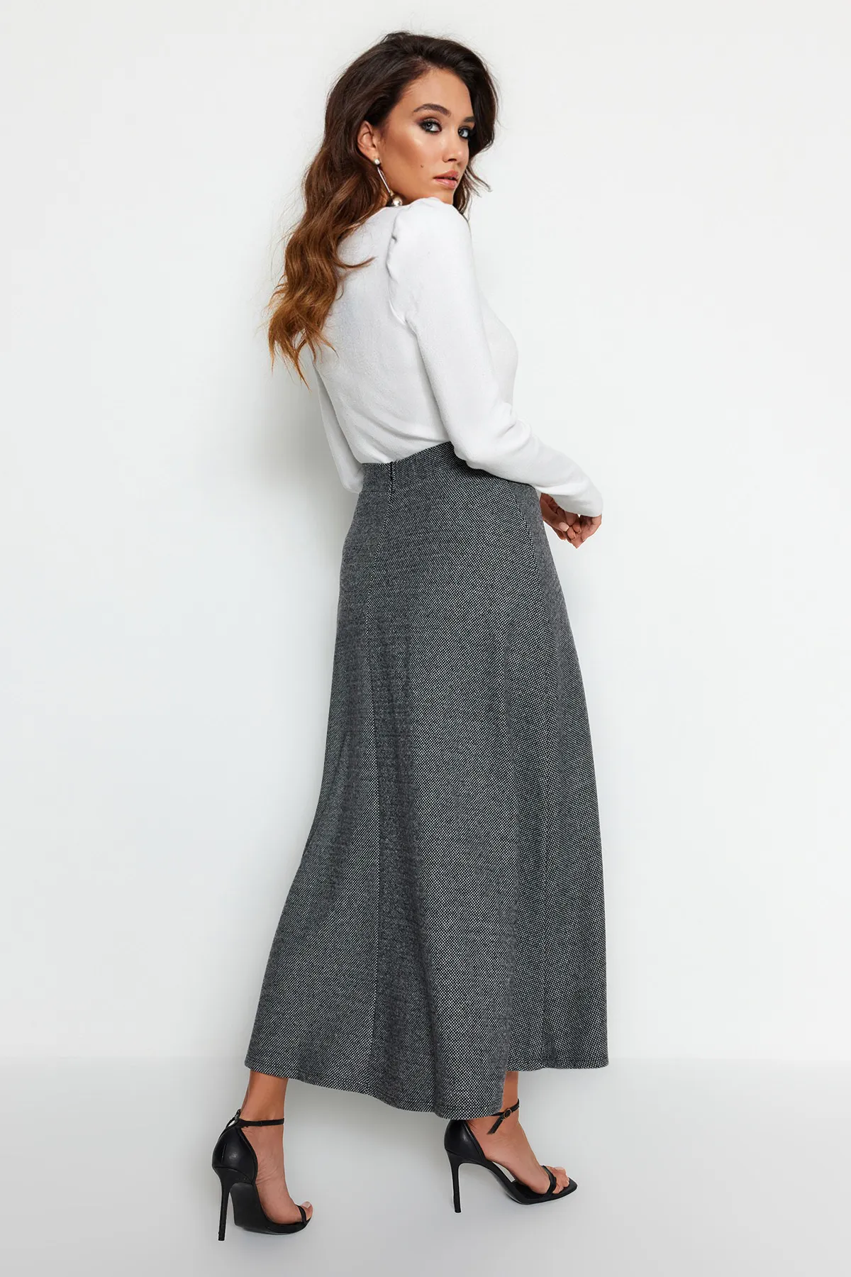 Trendyol Modest  Grauer A-Linien-Strickrock mit hoher Taille und Knopfverschluss TCTAW23EE00052