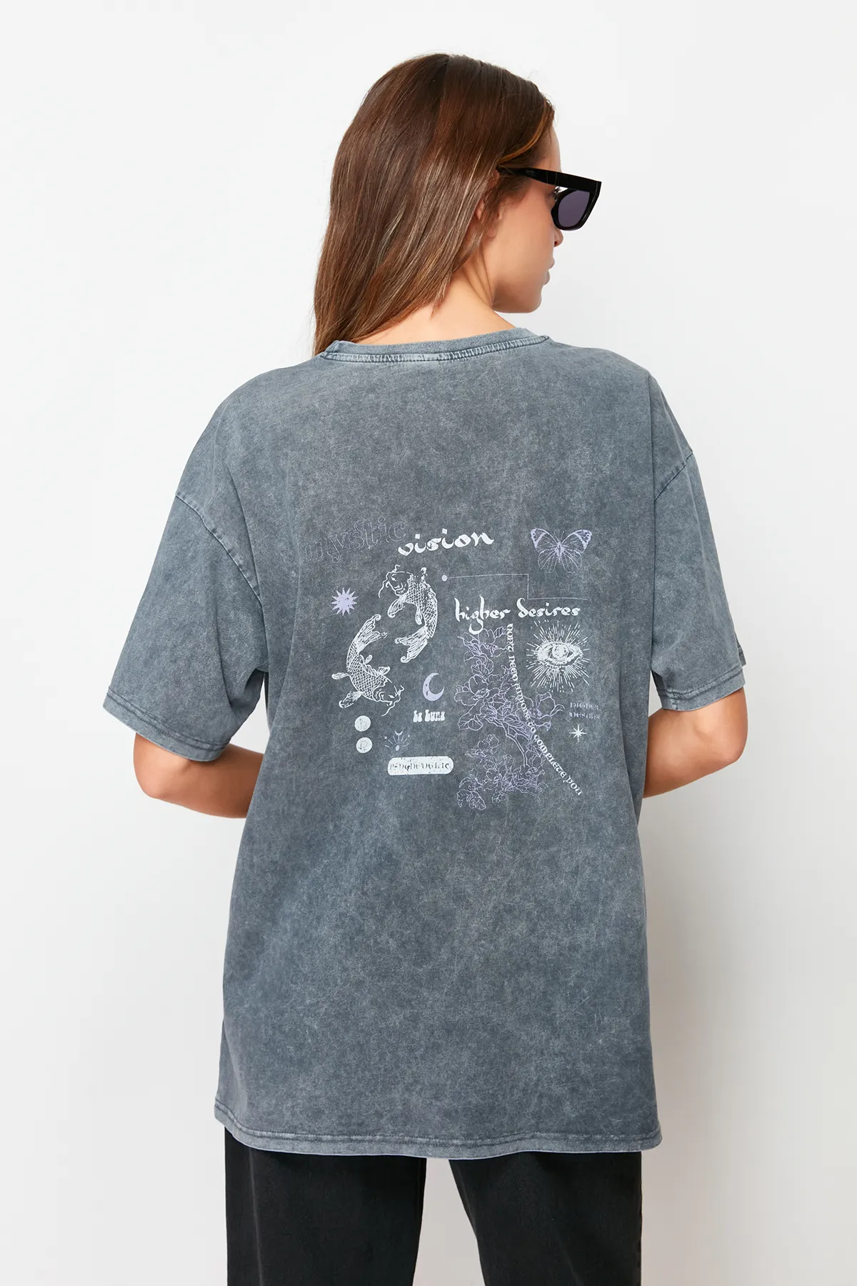 Trendyol Collection  Anthrazitfarbenes Boyfriend-Strick-T-Shirt aus 100 % Baumwolle mit verblasstem Effekt auf der Rückseite und Rundhalsausschnitt TWOSS23TS00109