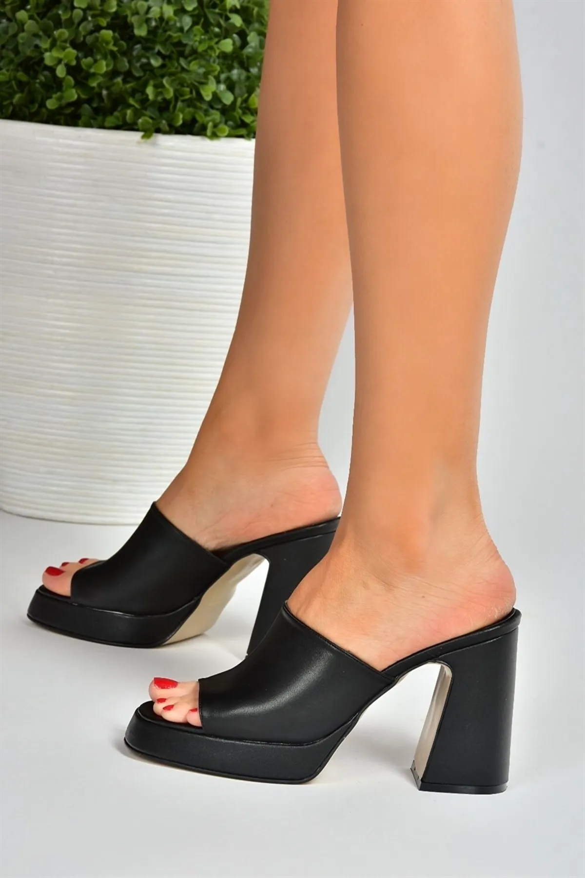 Fox Shoes  Schwarze Damenhausschuhe mit dicken Absätzen M404100409