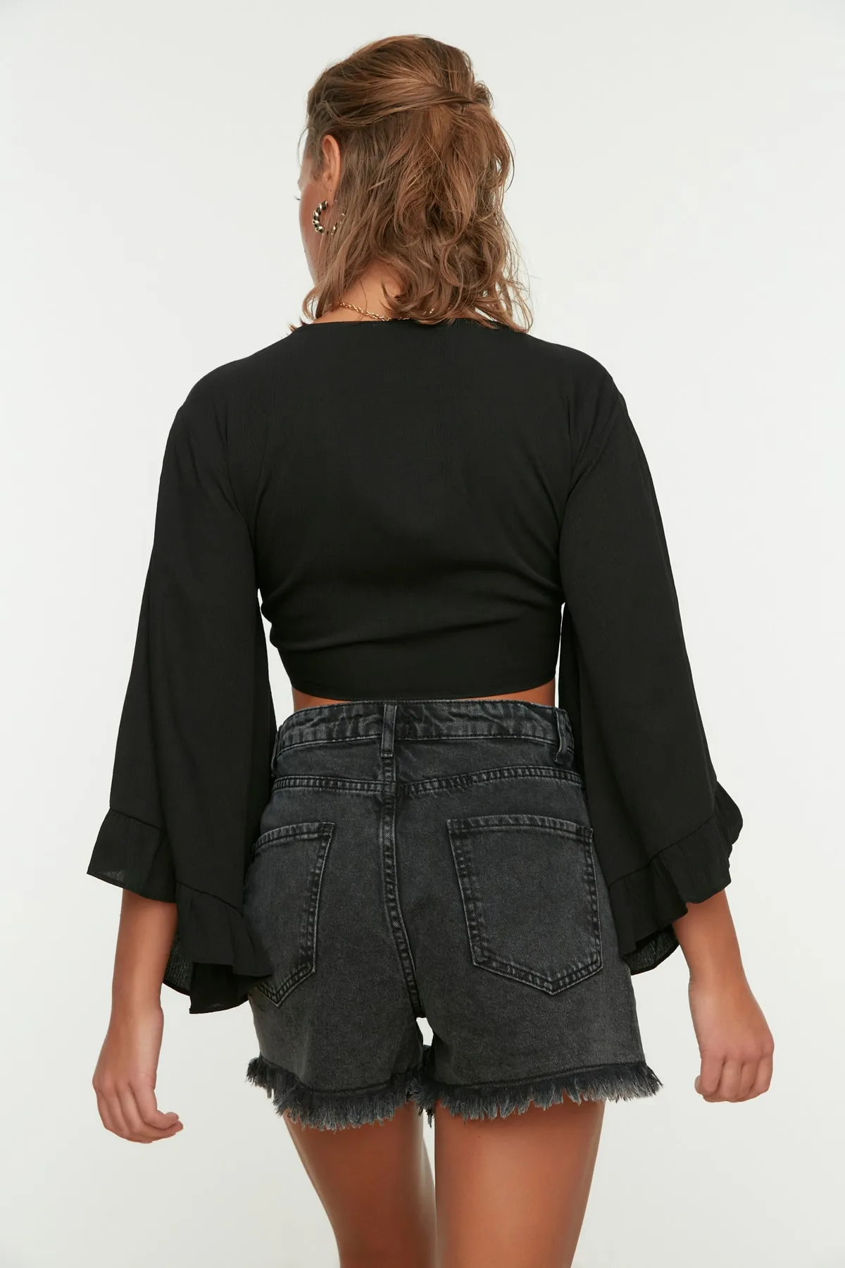 Trendyol Collection  Schwarze, bauchfreie, gewebte Volantbluse TBESS19BB0095