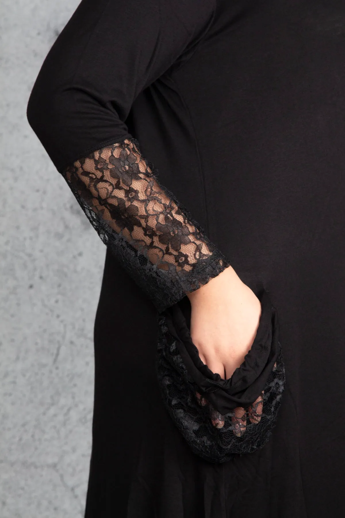 Şans  Damen-Langarmkleid aus schwarzer Viskose mit Spitze und Details in Übergröße 65n18911
