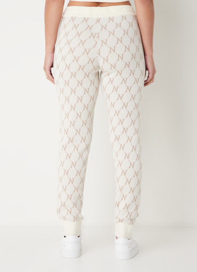 Pantaloni NIKKIE Brisbane slim fit, cu talie medie și imprimeu tricotat cu logo.