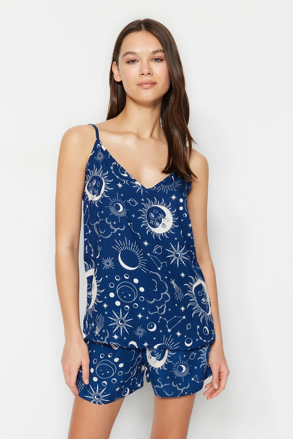 Trendyol Collection  Pyjama-Set aus Viskosegewebe mit Seilträgern und indigoblauem Galaxy-Muster THMSS23PT00006