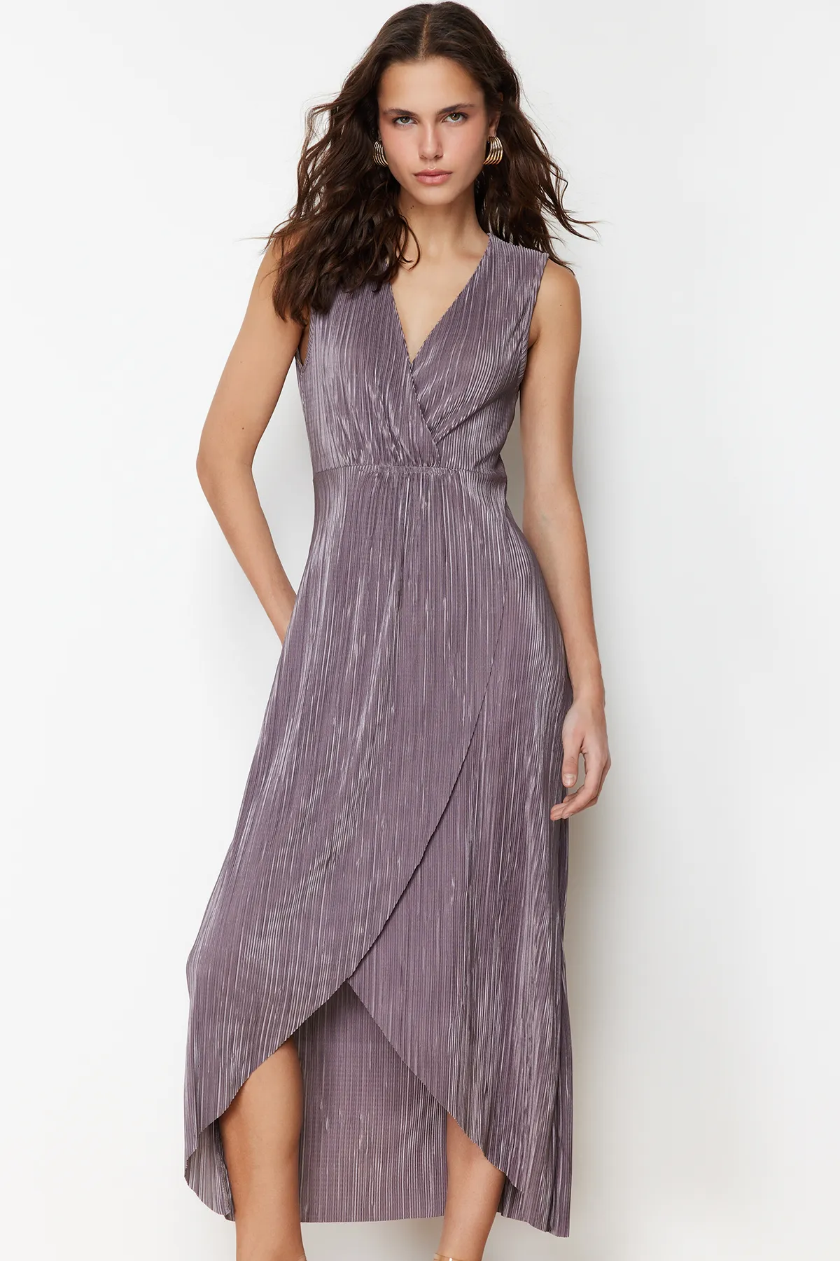 Trendyol Collection  Anthrazitfarbenes, plissiertes Midi-Maxikleid mit Zweireiher-Kragen TWOSS24EL00253