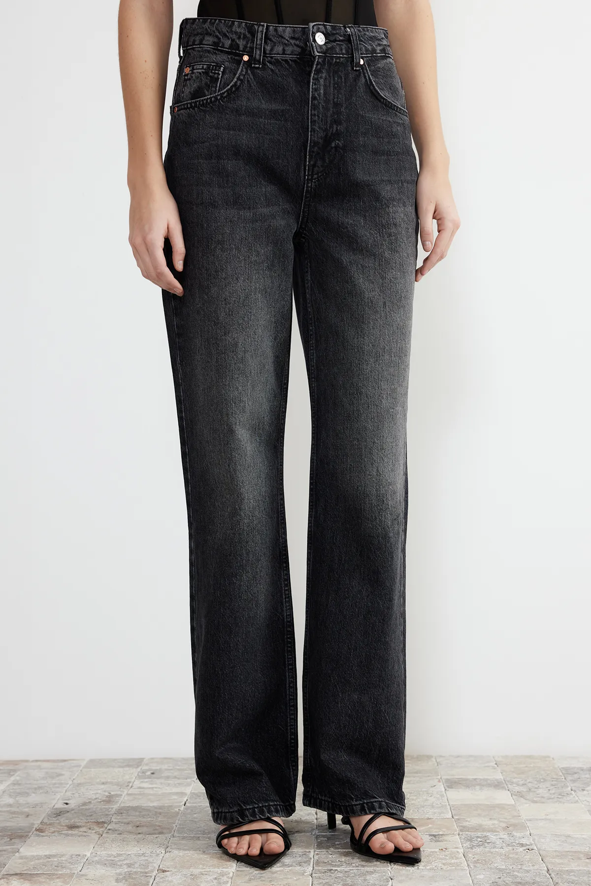 Trendyol Collection  Schwarze Jeans mit hoher Taille und weitem Bein TWOSS24JE00018