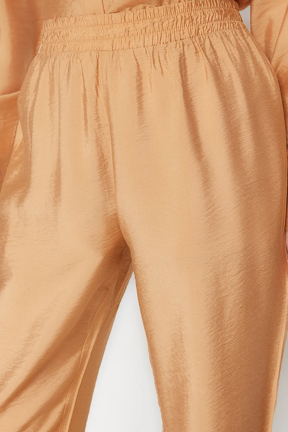 Trendyol Modest  Kamelfarbenes, gewebtes Hemd-Hosen-Set mit Schwungrad-Details TCTSS23US00091