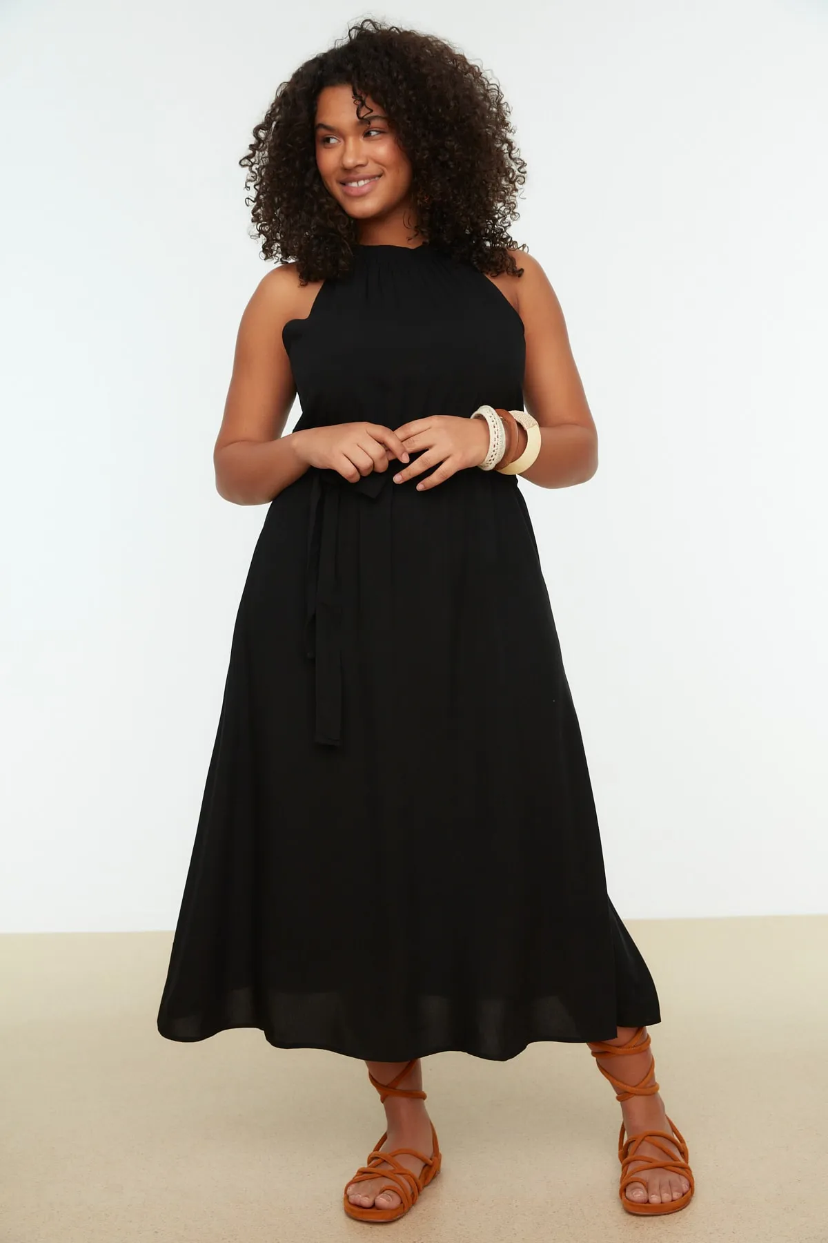 Trendyol Curve  Schwarzes Neckholder-Webkleid mit Gürtel TBSSS22EL1545