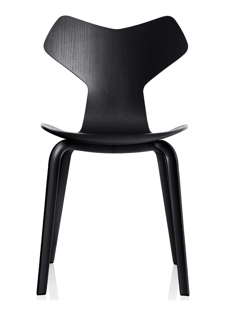 Scaun Grand Prix, proiectat de Fritz Hansen, realizat din lemn gri-cenușiu.