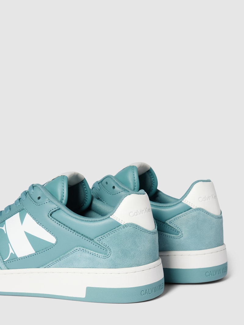 Sneaker in Two-Tone-Machart mit Schnürung in hellblau