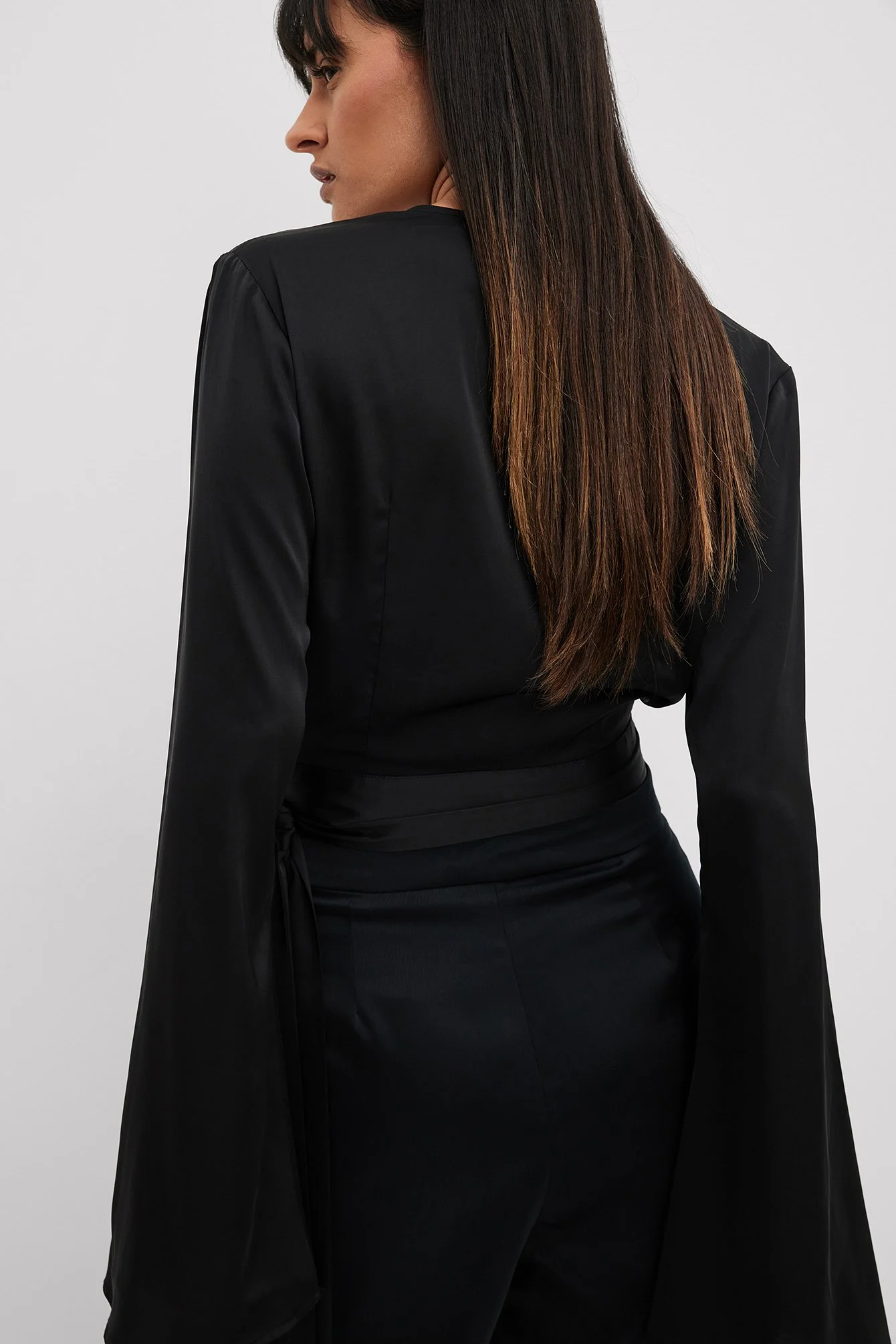Wickelbluse aus Satin mit Trompetenärmeln