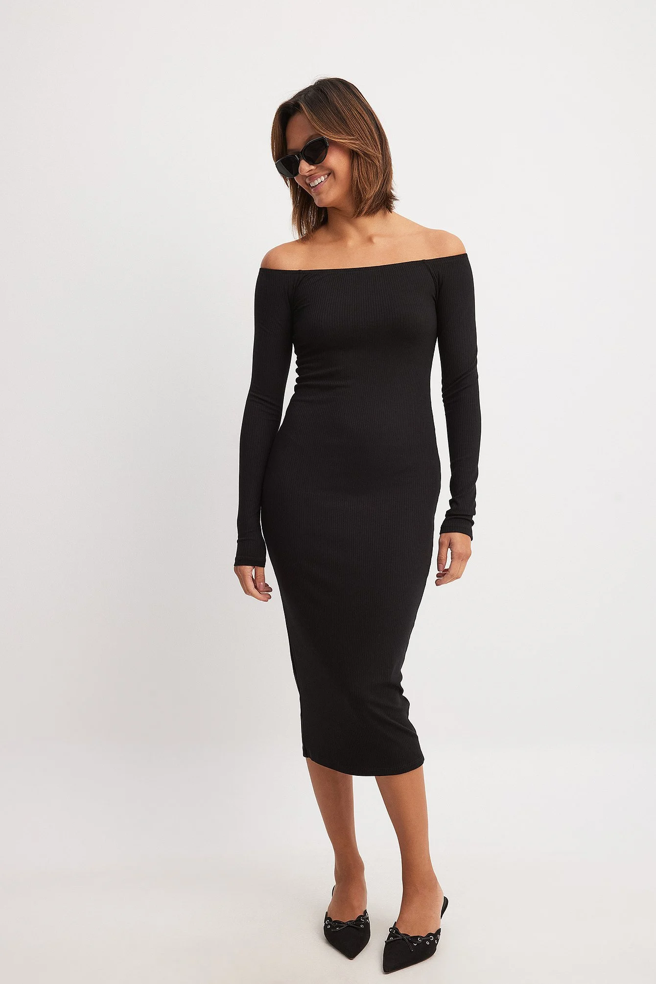 Schulterfreies geripptes Midikleid