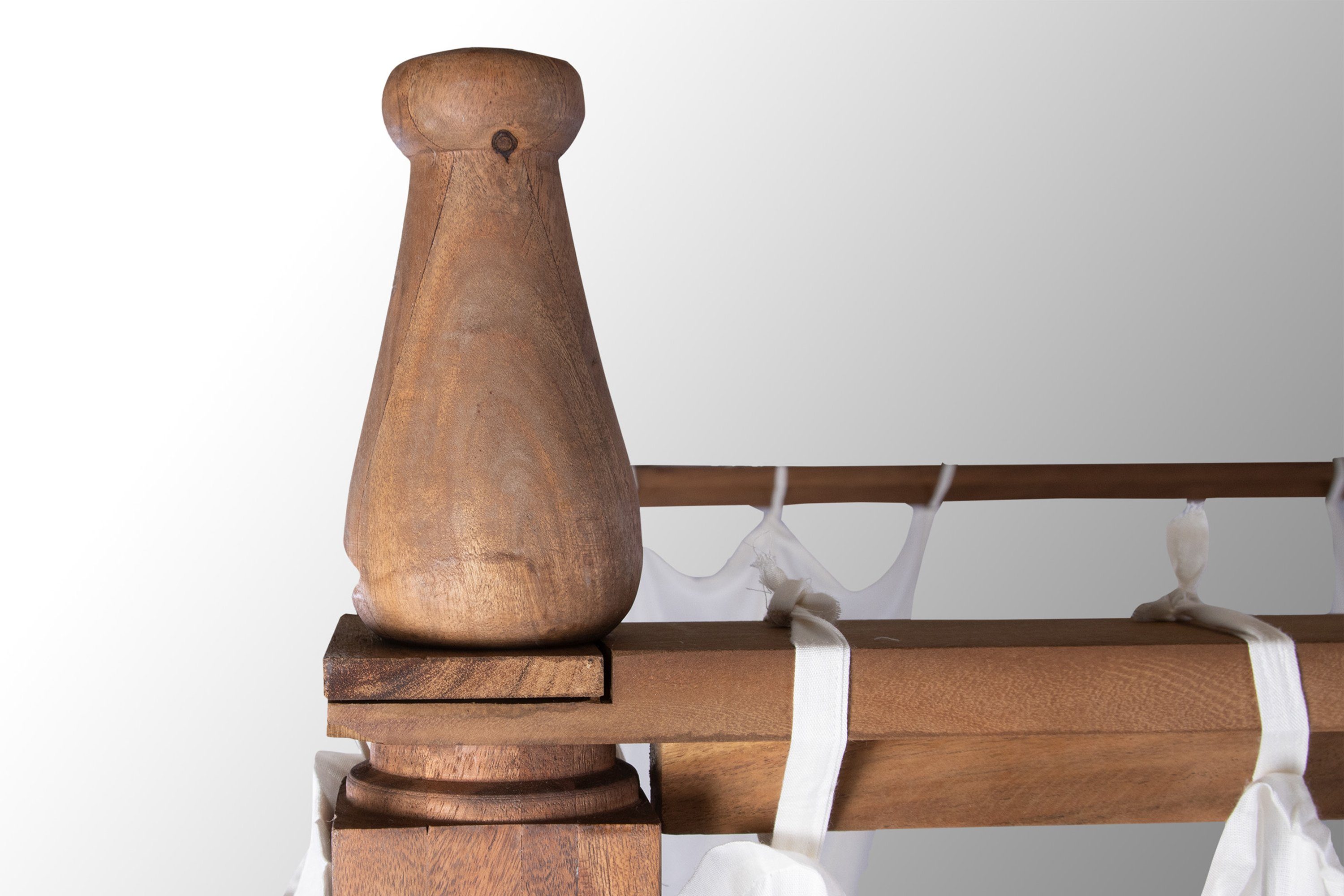 Junado® Himmelbett Holly, massives Akazienholz, in stone- oder nougatfarben erhältlich, verschiedene Größen wählbar, mit hellem Stoffvorhang