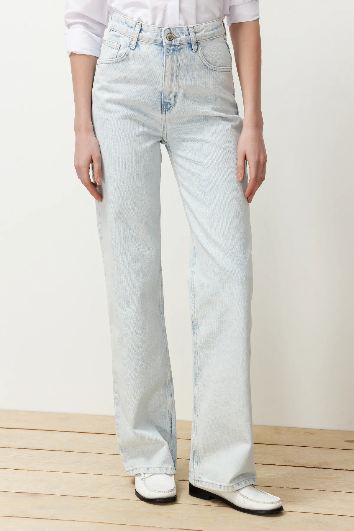 Trendyol Collection  Eisblaue Jeans mit hoher Taille und weitem Bein TWOSS23JE00068