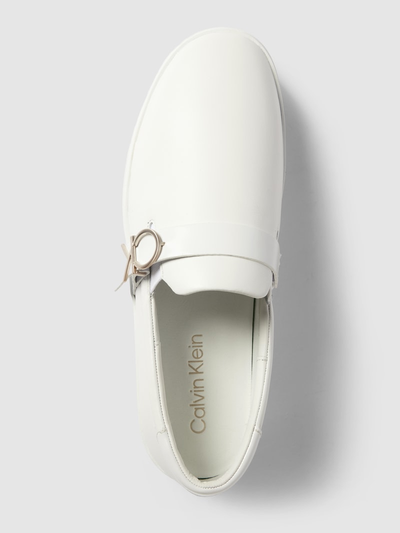 Slip-on-Sneaker aus Leder in weiß