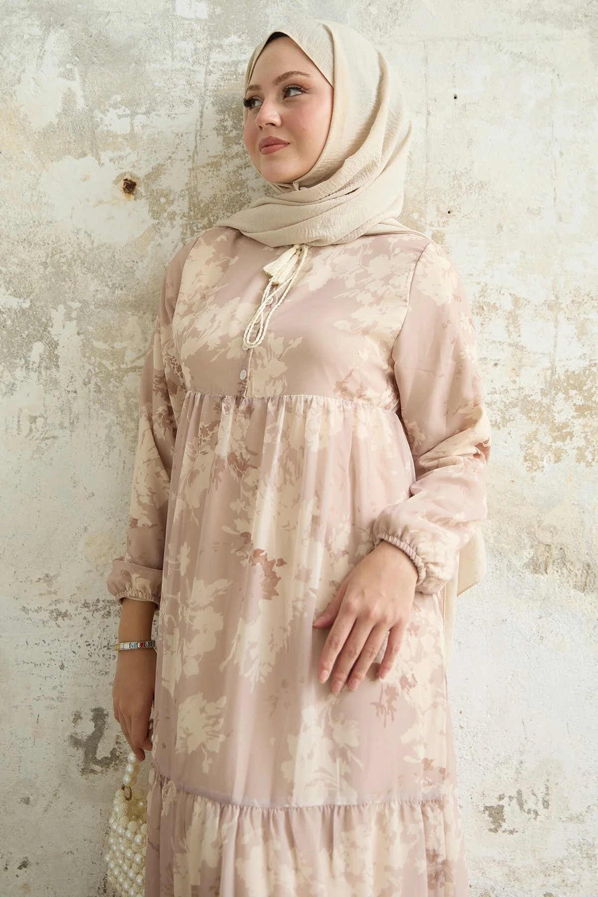 InStyle  Beiges Chiffonkleid mit Blattmuster und Quasten auf der Vorderseite