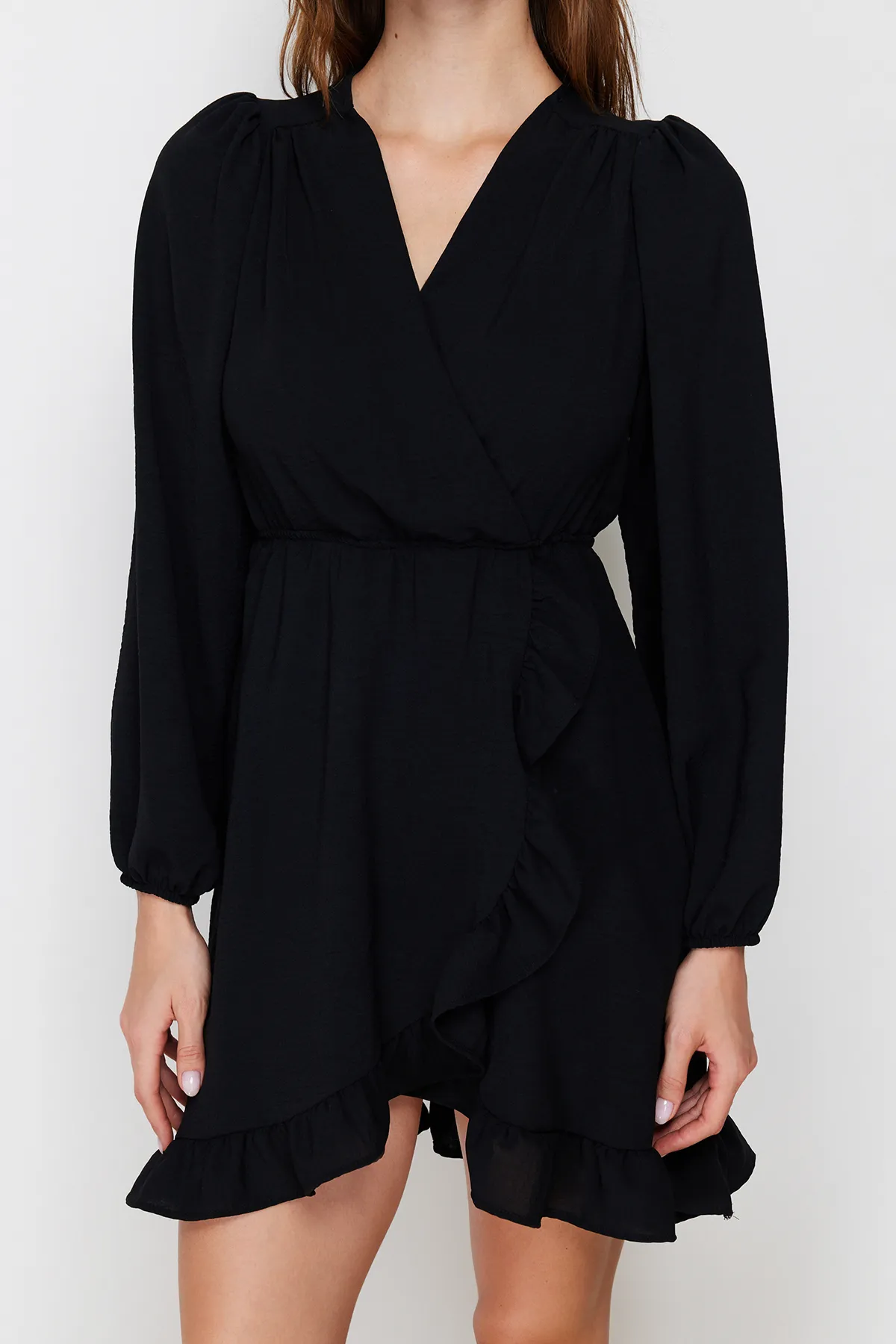 Trendyol Collection  Schwarzes gewebtes Minikleid mit zweireihigem Rock und Rüschen TWOAW24EL00249