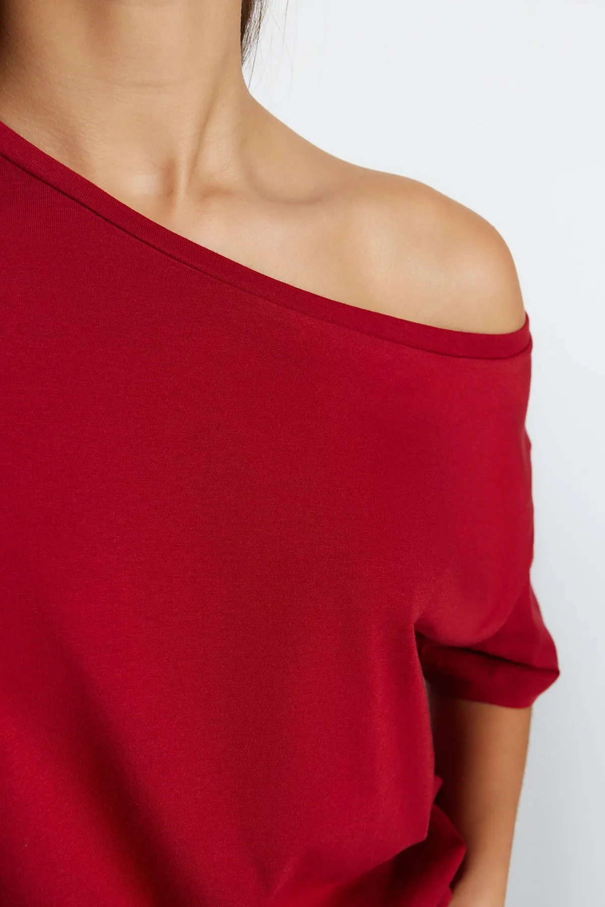 Trendyol Collection  Rotes Boyfriend-Strick-T-Shirt aus 100 % Baumwolle mit U-Boot-Ausschnitt TWOSS20TS0140