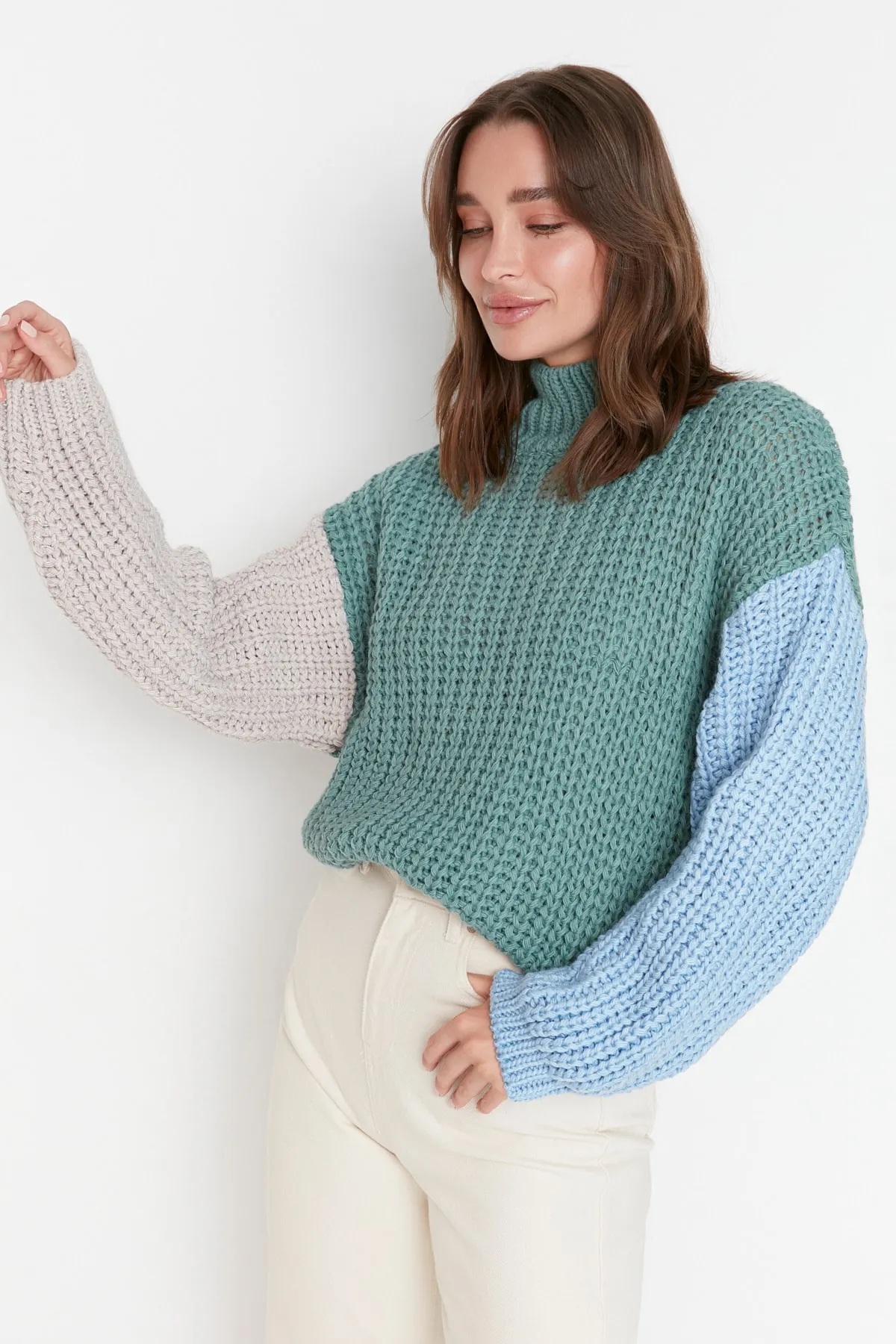 Trendyol Collection  Mintfarbener, weich strukturierter Strickpullover mit Farbblockdesign und weiter Passform TWOAW21KZ0271