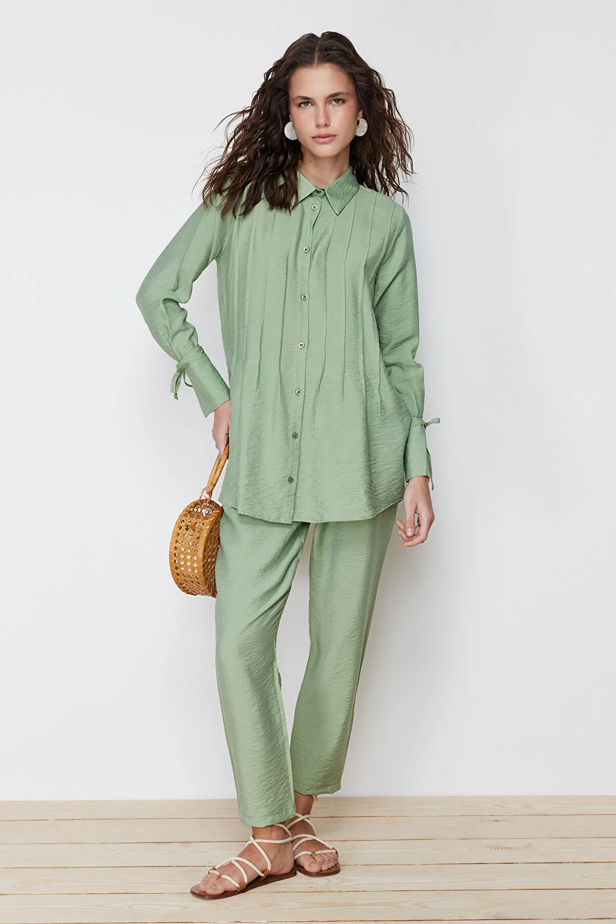 Trendyol Modest  Khakifarbenes, detailliertes, gewebtes Leinen-Hemd-Hose-Hose-Set mit Falten und Oberteil TCTSS24US00018