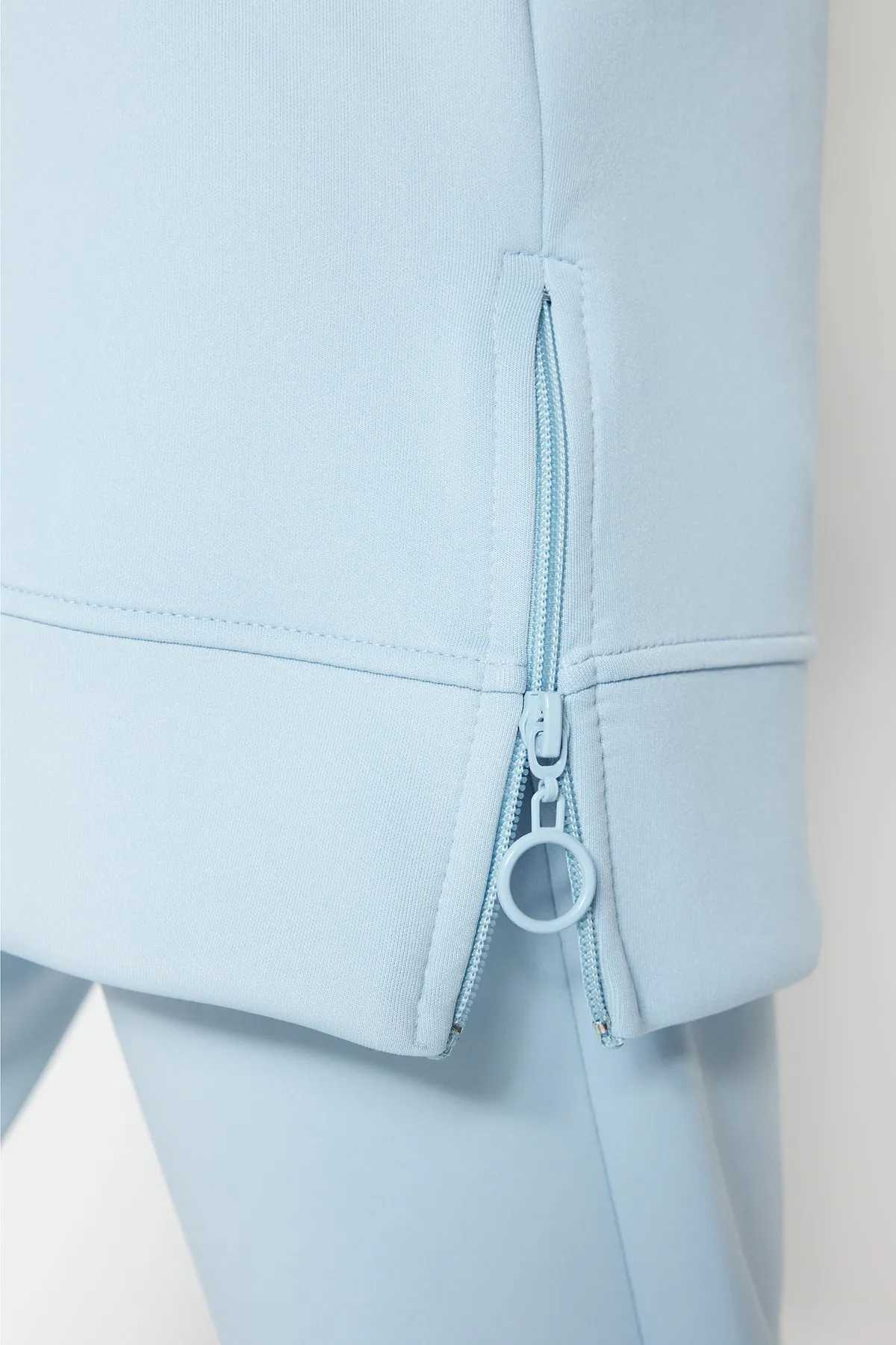 Trendyol Modest  Hellblaues, weich strukturiertes Scuba-Strick-Trainingsanzug-Set mit Reißverschluss vorne TCTSS23EN00005