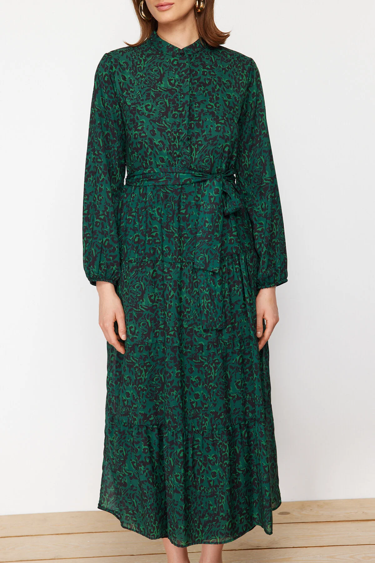 Trendyol Modest  Dunkelgrünes gemustertes, gefüttertes Chiffon-Gewebekleid mit Gürteldetail TCTSS21EL3346